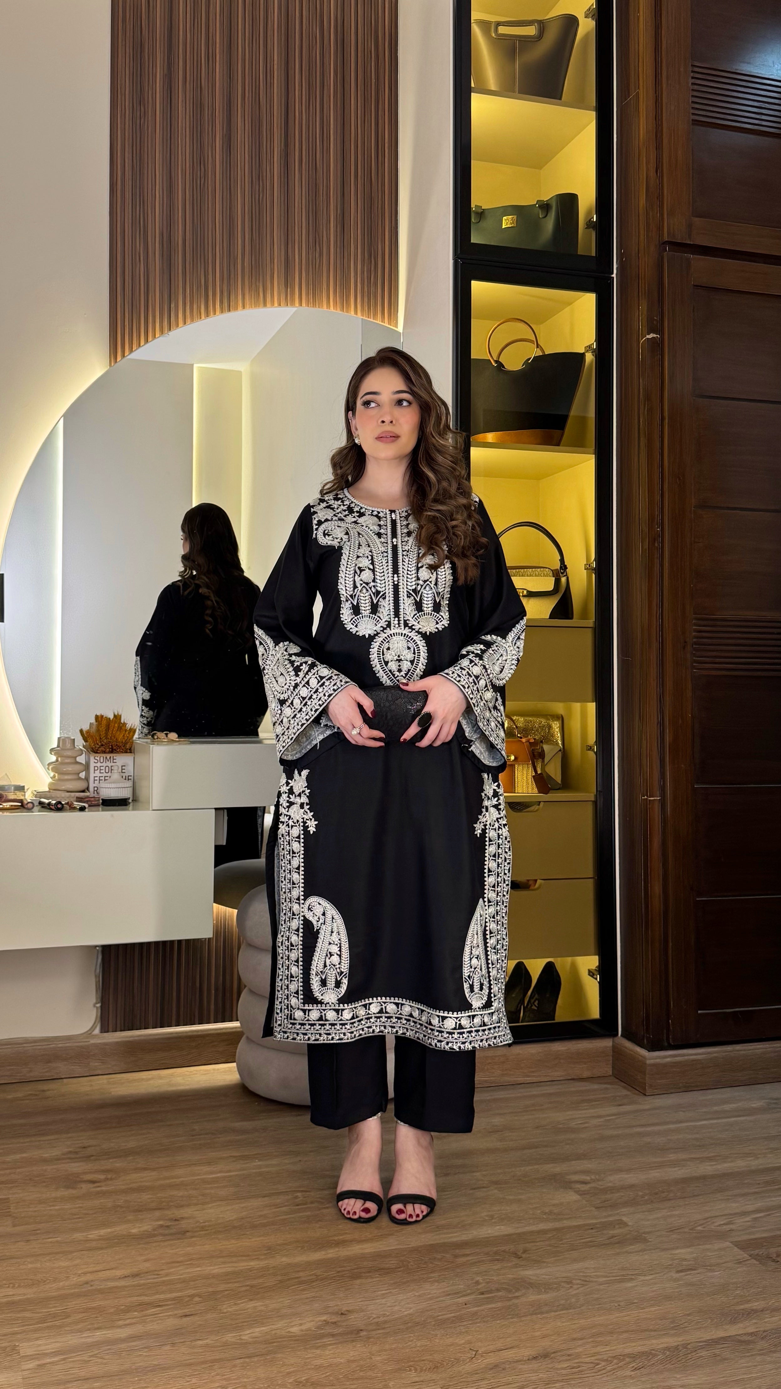 ZARNAB-EMBROIDERED LAWN UNSTICHED 3pc (SL-8081)