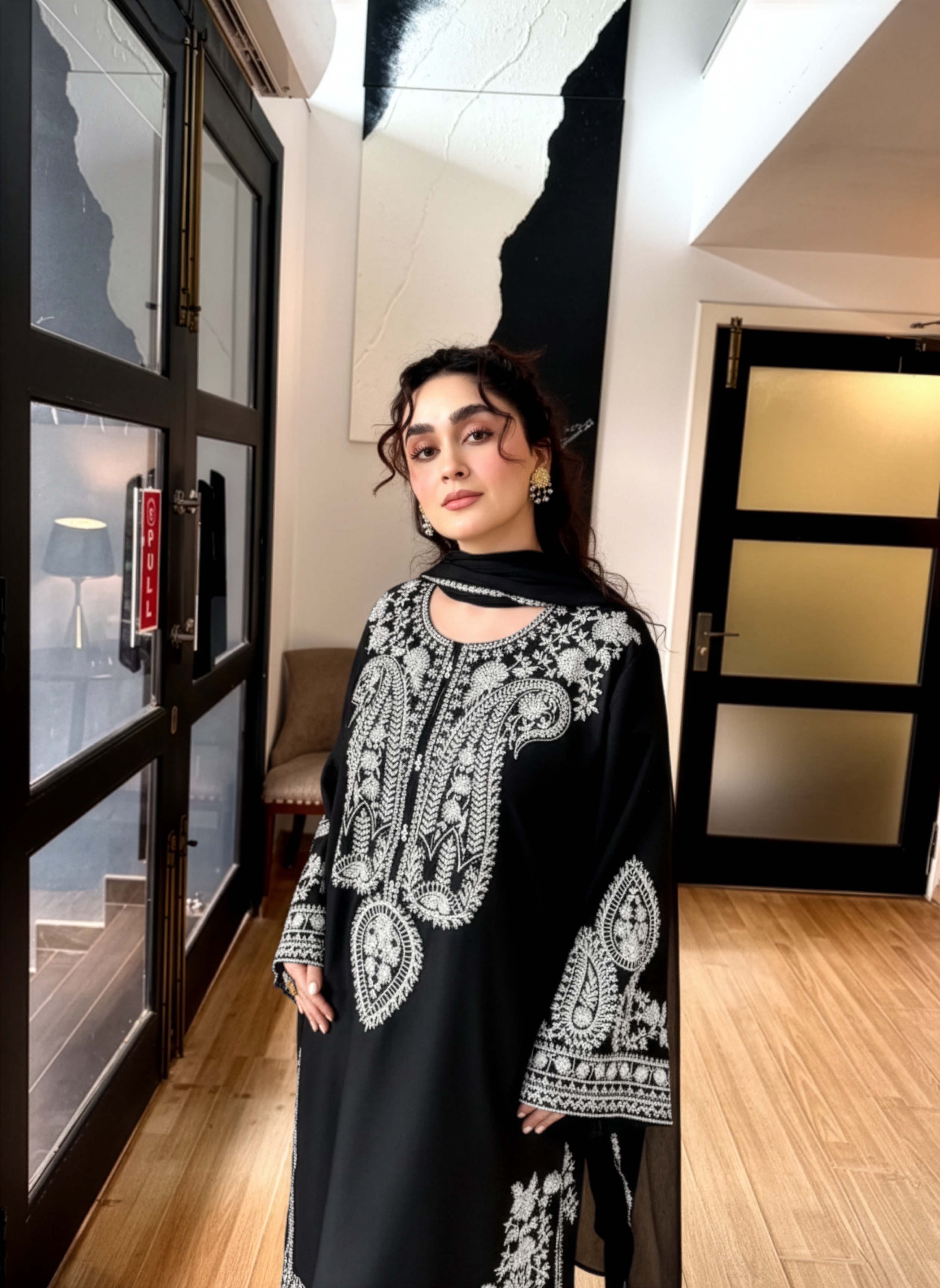 ZARNAB-EMBROIDERED LAWN UNSTICHED 3pc (SL-8081)