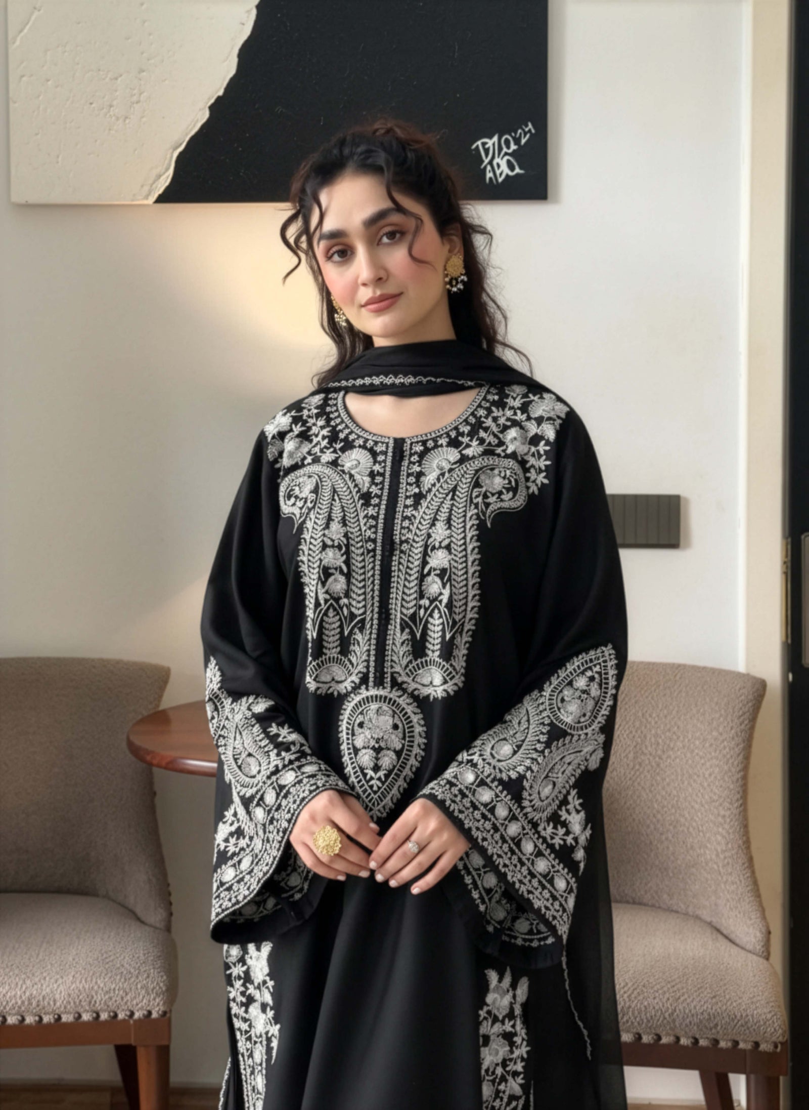 ZARNAB-EMBROIDERED LAWN UNSTICHED 3pc (SL-8081)