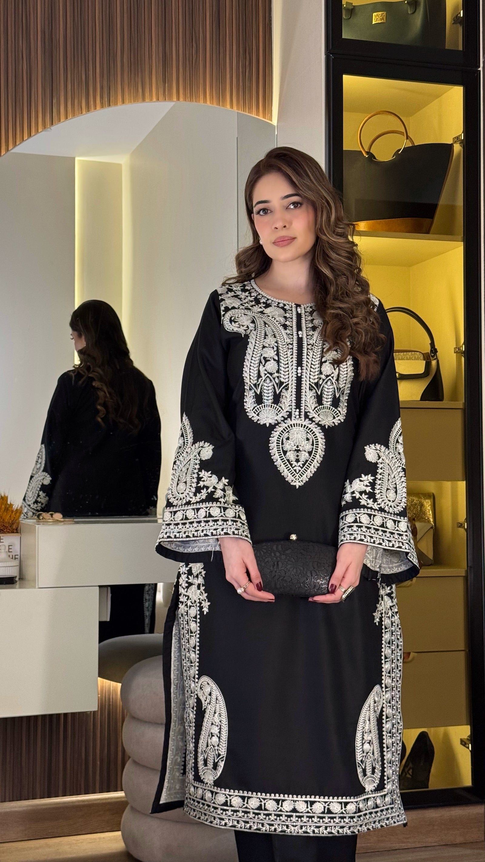 ZARNAB-EMBROIDERED LAWN UNSTICHED 3pc (SL-8081)